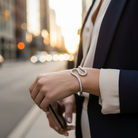 Ατσάλινο βραχιόλι με κυματιστή ροή και ζιργκόν – Crystal Flow Bangle