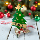 Επιτραπέζιο γούρι Christmas Pop Peace Tree από plexiglass σε σχήμα δέντρου με banner PEACE – So Cute by Dimi