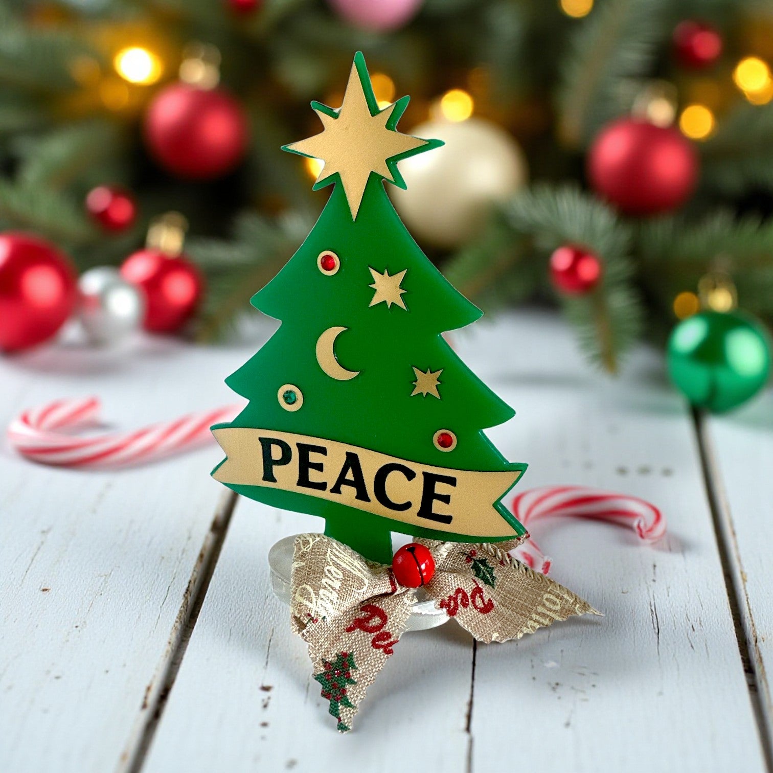 Επιτραπέζιο γούρι Christmas Pop Peace Tree από plexiglass σε σχήμα δέντρου με banner PEACE – So Cute by Dimi